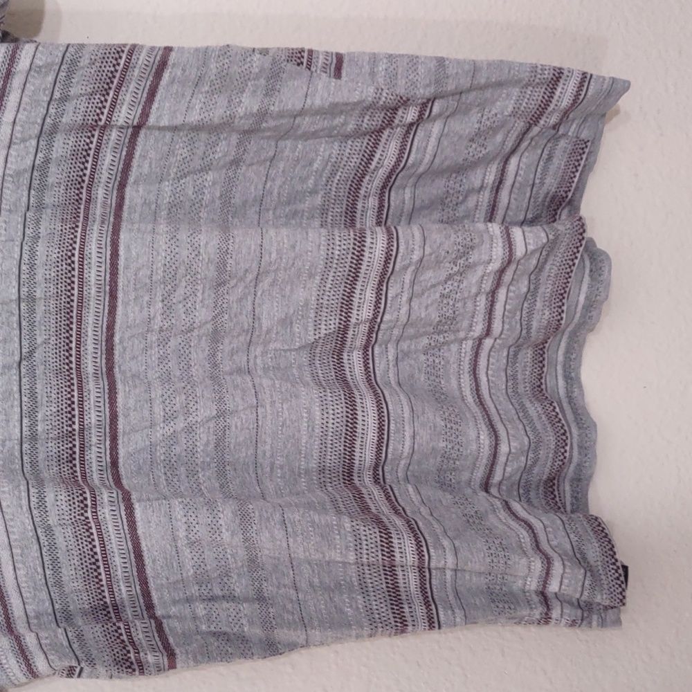 SLIGHTLY USED VANS T-SHIRT SIZE L COLOR GRAY AND BURGUNDY HAS POCKET - Picture 6 of 11